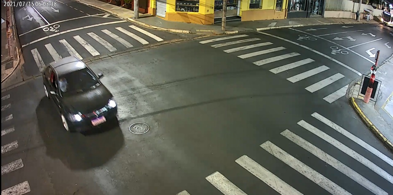 Foto 3 de 3 — Câmera flagrou momentos do assassinato de morador de rua na Santa Cruz